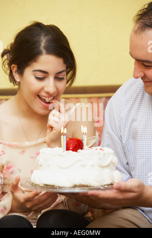 Hispanic Mann Freundin Geburtstagskuchen Stockfoto