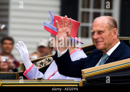 Queen Elizabeth und Prinz Philip Fahrt in einem offenen Wagen in Colonial Williamsburg Virginia Stockfoto