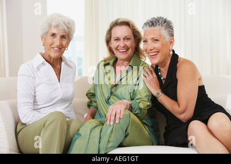 Drei Frauen in Führungspositionen auf sofa Stockfoto