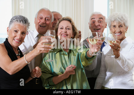 Ältere Ehepaare Toasten auf party Stockfoto