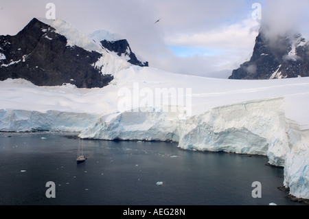 Segelboot in eisigen Gewässern entlang der westlichen Antarktischen Halbinsel Antarktis Southern Ocean Stockfoto