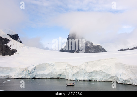 Segelboot in eisigen Gewässern entlang der westlichen Antarktischen Halbinsel Antarktis Southern Ocean Stockfoto