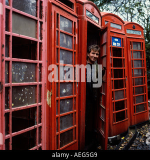 UK Cheshire Poynton K6 Telefonzellen in Schrottplatz Stockfoto