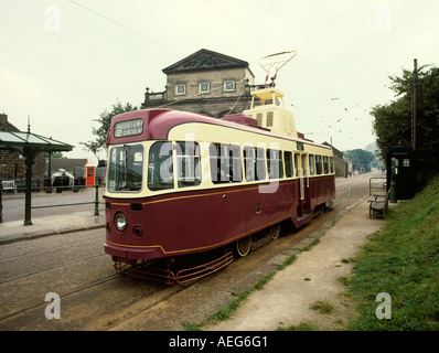 Derbyshire Crich Verkehrsmuseum Straßenbahnen Straßenbahn mit Feld Polizei anrufen und K1 Telefonzelle Stockfoto