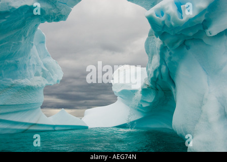 gewölbte aus dem westlichen Antarktischen Halbinsel Antarktis südlichen Ozean schwimmenden Eisberg Stockfoto