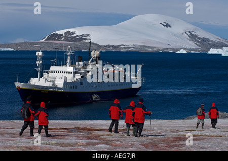 Touristen aus der National Geographic Expedition versenden Unterfangen Scheck ein Gentoo-Pinguin-Kolonie westliche Antarktis Stockfoto