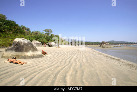 Indien Goa Palolem Sonnenanbeter am Strand Stockfoto