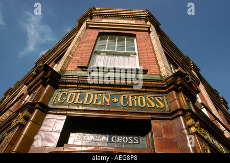 Wales Cardiff Golden Cross Pub gefliest Schild über der Tür Stockfoto