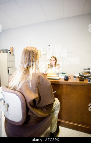 Weiblicher Häftling im Gespräch mit Psychologen in Nebraska Correctional Center für Frauen in York Nebraska USA Stockfoto