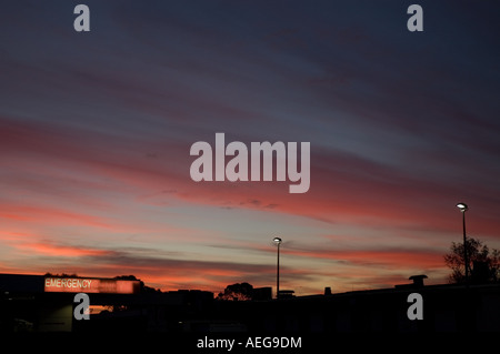 Sonnenuntergang in der Nähe der Notaufnahme am Klinikum Lyell McEwin in Adelaide aus gesehen Stockfoto