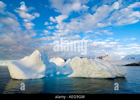 aus dem westlichen Antarktischen Halbinsel Antarktis südlichen Ozean schwimmenden Eisberg Stockfoto