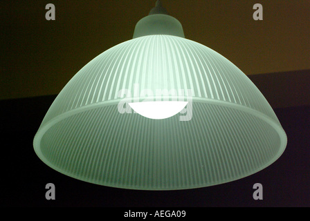 Sweet Home hängende Lampe Lampenschirm weiß Traslucid transparent Beleuchtung Lichtenergie elektrische Deko Dekoration ornament Stockfoto