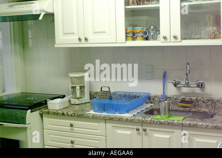 Sweet Home Haus Hause Küchenschränke Spüle Herd Absaugung Kaffee Maschine weißen funktional organisierte ordentlich blau Kunststoff Wasserhahn fauce Stockfoto