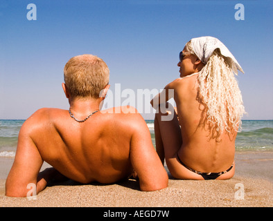 paar im Urlaub Sonnenbaden am Strand Stockfoto