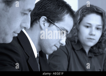 Geschäftsmann Mann männlich Männer weibliche Person Frau sitzen Raumtabelle konzentrierte sich ernsthafte Kollegen Arbeit Arbeit Arbeit diskutieren Stockfoto