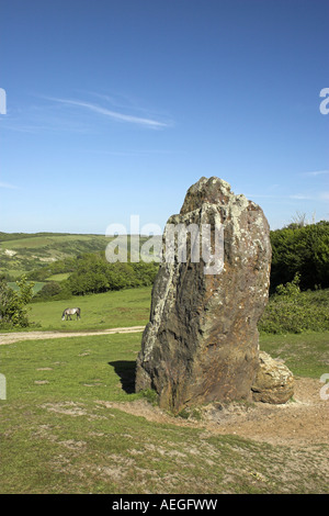 Longstone nördlich von Mottistone Dorf mit Limerstone unten in der Ferne - Isle Of Wight, England. Stockfoto