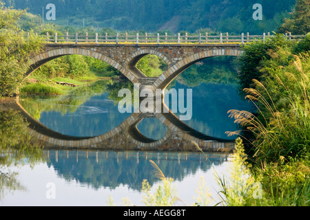 Brücke über den Fluss mit Reflexion Likeng alten Huizhou Stil Dorf Wuyuan County China Stockfoto