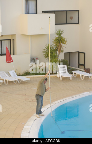 Mann, die Reinigung ein Schwimmbad der Albufera portugal Stockfoto