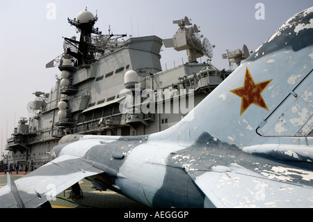 Sowjetischer Flugzeugträger Kiew und Su-27 Flugzeuge im militärischen Themenpark in Tianjin China 19. August 2007 Stockfoto