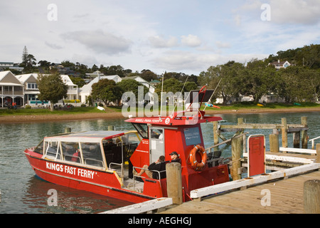 Schnell rote Passagier Fähre von Kai Blick über Wasser, Dorf am Wasser Gebäude Russell "Bay of Islands" "New Zealand" Stockfoto