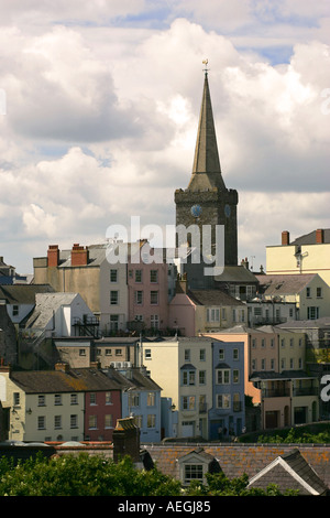 Der Turm der St. Mary s Kirche Tenby dominiert die bunte Skyline von bunt bemalten Häusern und Hotels Pembrokeshire Wales Stockfoto