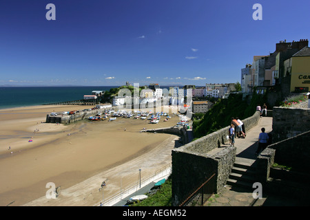 Beliebte walisische Ferienort von Tenby gebadet in Nachmittagssonne und blauen Himmel Pembrokeshire Wales Großbritannien UK GB Stockfoto