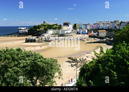 Beliebte walisische Ferienort von Tenby gebadet in Nachmittagssonne und blauen Himmel Pembrokeshire Wales Großbritannien UK GB Stockfoto