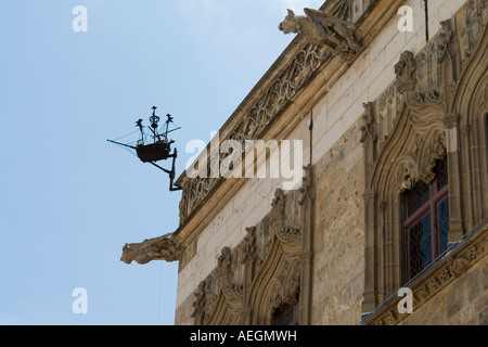 gotische Steinarbeiten, Wasserspeier und Galeone geformte Wind Vane Loge De Mer Stadt von Perpignan Languedoc Roussillon Frankreich Europa Stockfoto