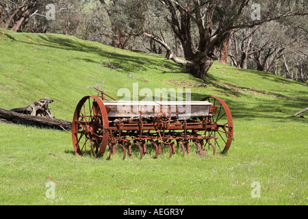 rostige alte Stück von landwirtschaftlichen Maschinen aus einer vergangenen Ära, sitzen in einem Aussie Paddock oder Feld Stockfoto