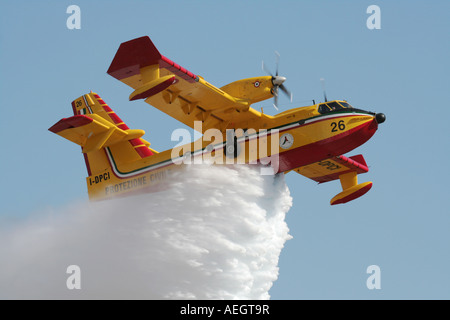 Bombardier 415 (Canadair CL-415) Wasser Bomber beweist seine Brandbekämpfung Fähigkeiten, wie es seine Ladung Wasser Pressemitteilungen Stockfoto