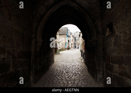 Blick durch die Stadtmauer in alten mittelalterlichen Mauern umgebene Stadt Dinan Bretagne Frankreich Europa Stockfoto