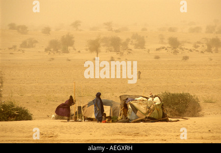 Mali Bamba, Männer und Kinder der Tuareg Stamm stand vor Haus Stockfoto