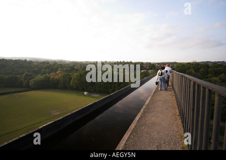 Menschen zu Fuß entlang der Leinpfad Pontcysyllte Aquädukt, Wrexham, Nordost Wales, UK Stockfoto