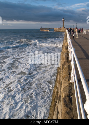 Whitby West Pier an einem Sommerabend mit rauer See Stockfoto