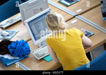 STUDENT IN HITECH LIBRARY UNIVERSITY OF EAST ANGLIA, NORWICH, NORFOLK, ENGLAND, VEREINIGTES KÖNIGREICH Stockfoto