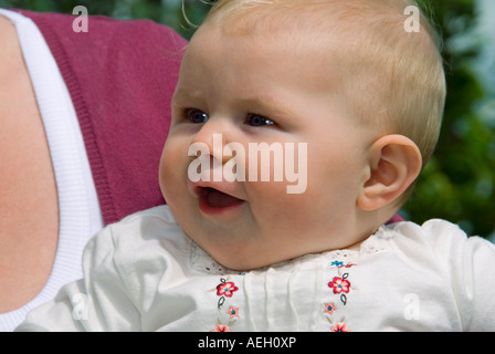 Horizontale Nahaufnahme Portrait von einem sechs Monate alten Baby-Mädchen mit einem lustig überrascht Gesichtsausdruck. Stockfoto