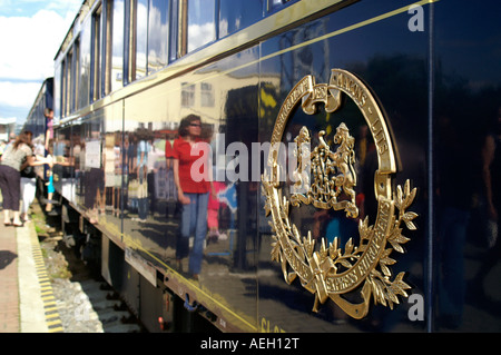 Orient express Luxus Zug Wagen Wagen mit Masse Menschen wider. Stockfoto