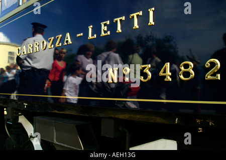 Orient express Luxus Zug Wagen Wagen mit Polizist reflektiert. Stockfoto