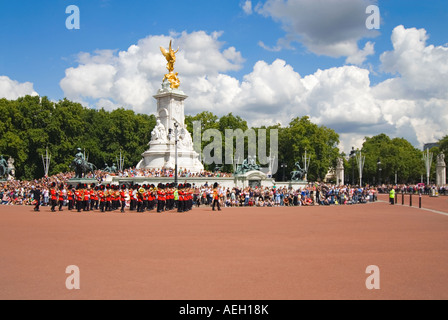 Horizontalen Weitwinkel der traditionellen 'Changing of the Guard' Parade vor Buckingham Palace an einem sonnigen Tag Stockfoto