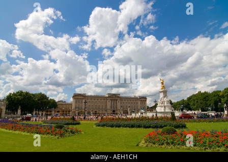 Horizontalen Weitwinkel von Buckingham Palace und das Victoria Memorial prominent in der Mitte der Gärten der Königin Stockfoto