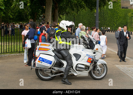 Horizontale Ansicht von zwei Motorrad-Polizisten stationäre auf ihren Bikes bezeichnet als "Verstärkung" während einer Störung im zentralen Stockfoto