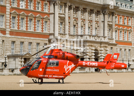 Horizontale Nahaufnahme der Londoner Air Ambulance gelandet, um Notfall im Zentrum von London zu besuchen Stockfoto