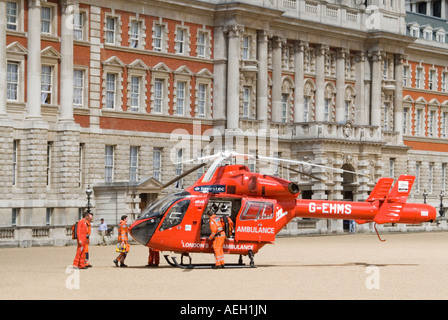 Horizontale Nahaufnahme von einer Gruppe von seiner Rückkehr nach London Luft-Krankenwagen Sanitäter Stockfoto