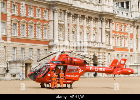 Horizontale Nahaufnahme von einer Gruppe von seiner Rückkehr nach London Luft-Krankenwagen Sanitäter Stockfoto