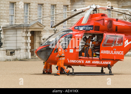 Horizontale Nahaufnahme der Londoner Air Ambulance mit die Sanitäter, die Vorbereitung für den Start. Stockfoto