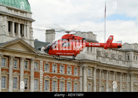 Horizontale Ansicht der Londoner Air Ambulance Einnahme-off/Landung im Zentrum von London. Stockfoto