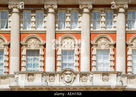 Horizontale Nahaufnahme von der detaillierten rot Mauerwerk und Säulen an der vorderen Fassade des alten Admiralität an einem sonnigen Tag. Stockfoto