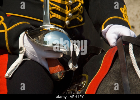 Horizontal in der Nähe montiert der ein Schwert und Uniform der Household Cavalry Wachposten auf der Hut vor Horse Guards Parade Stockfoto