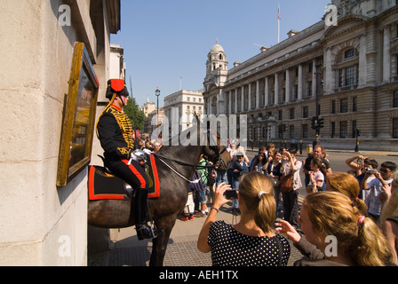 Horizontalen Weitwinkel von ein weibliches Mitglied der Household Cavalry auf Horse Guards Parade in Whitehall umgeben von Touristen. Stockfoto