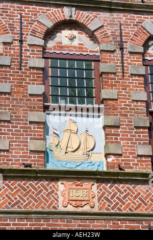 Plakette mit dem Segelschiff. Stadhuis, Rathaus Nord-Holland Niederlande 1613-Transplantat Stockfoto